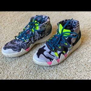 Kyrie basketball shoes size 7 EXCELLENT condition!